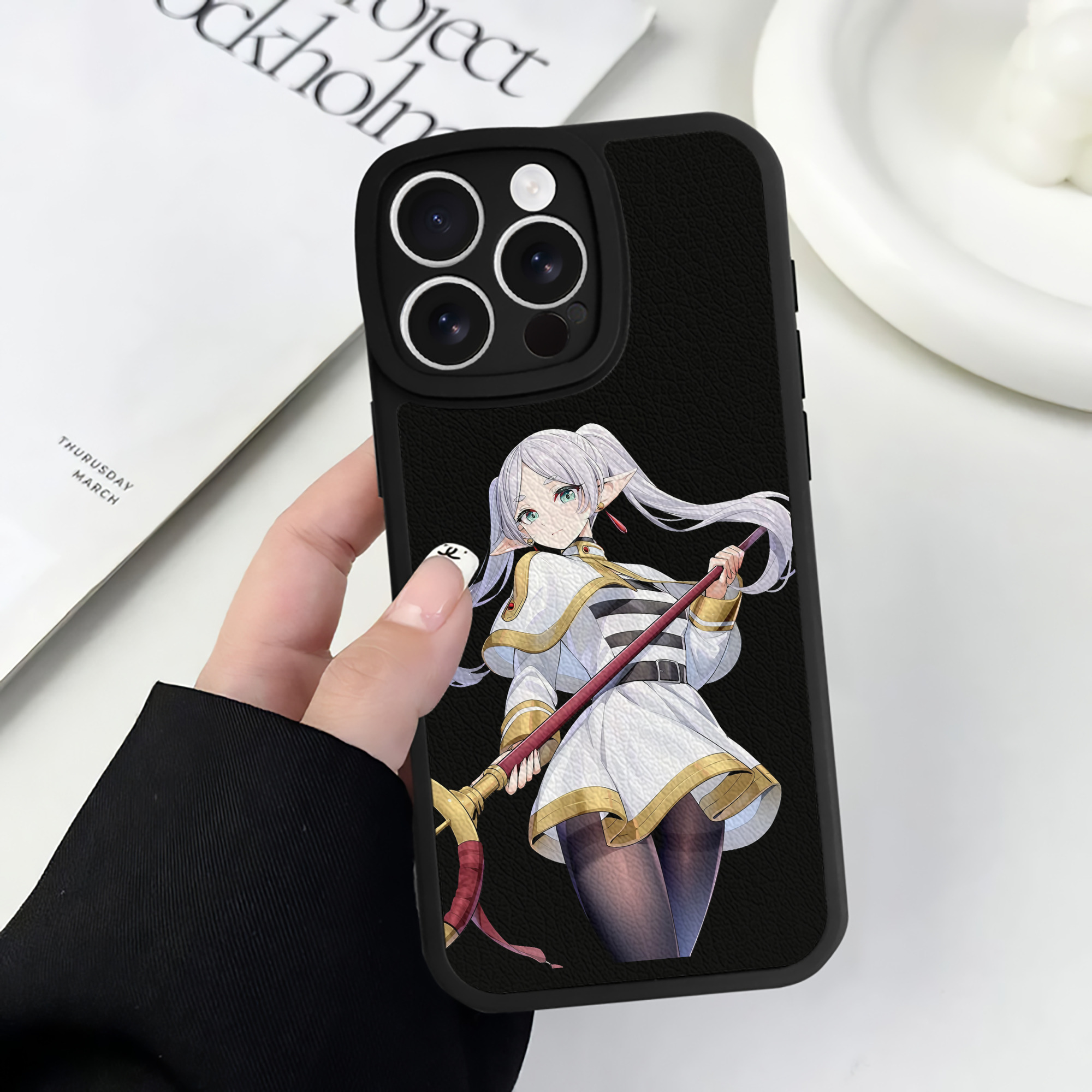 （画像用） 葬送のフリーレン Frieren 【iPhone 16シリーズ対応】シリコンスマホケース（レザー調） 材質：シリコン